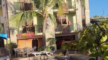 Una piscina al aire libre, sillones reclinables de piscina