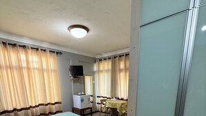ملاءات للفراش لا تسبب الحساسية وميني بار وخزنة داخل الغرفة ومكتب