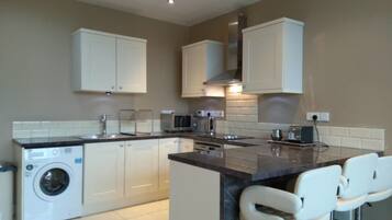 House, Multiple Beds | Private kitchen | Fridge, microwave, oven, stovetop