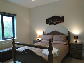 3 bedrooms, iron/ironing board, free WiFi, bed sheets - 59 Riverun (Belturbet)