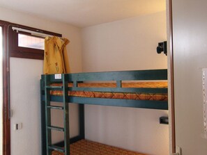 Room - Cozy Studio for 4 near Ski Slopes & Shops, Alpe d'Huez – Pet Friendly, South-Facing Balcony (Huez)
