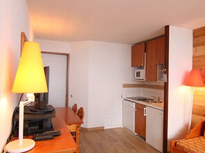 Microwave, dishwasher, coffee/tea maker - Cozy Studio for 4 near Ski Slopes & Shops, Alpe d'Huez – Pet Friendly, South-Facing Balcony (Huez)