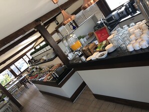 Buffet déjeuner servi tous les jours en supplément
