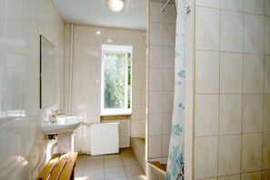 Shower, hair dryer, towels