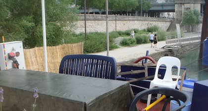 Studio péniche, LA TIMONERIE, insolite, centre LYON, calme, agréable VIEUX LYON