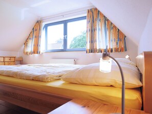 2 Schlafzimmer, Reisekinderbett, kostenloses WLAN, Bettwäsche