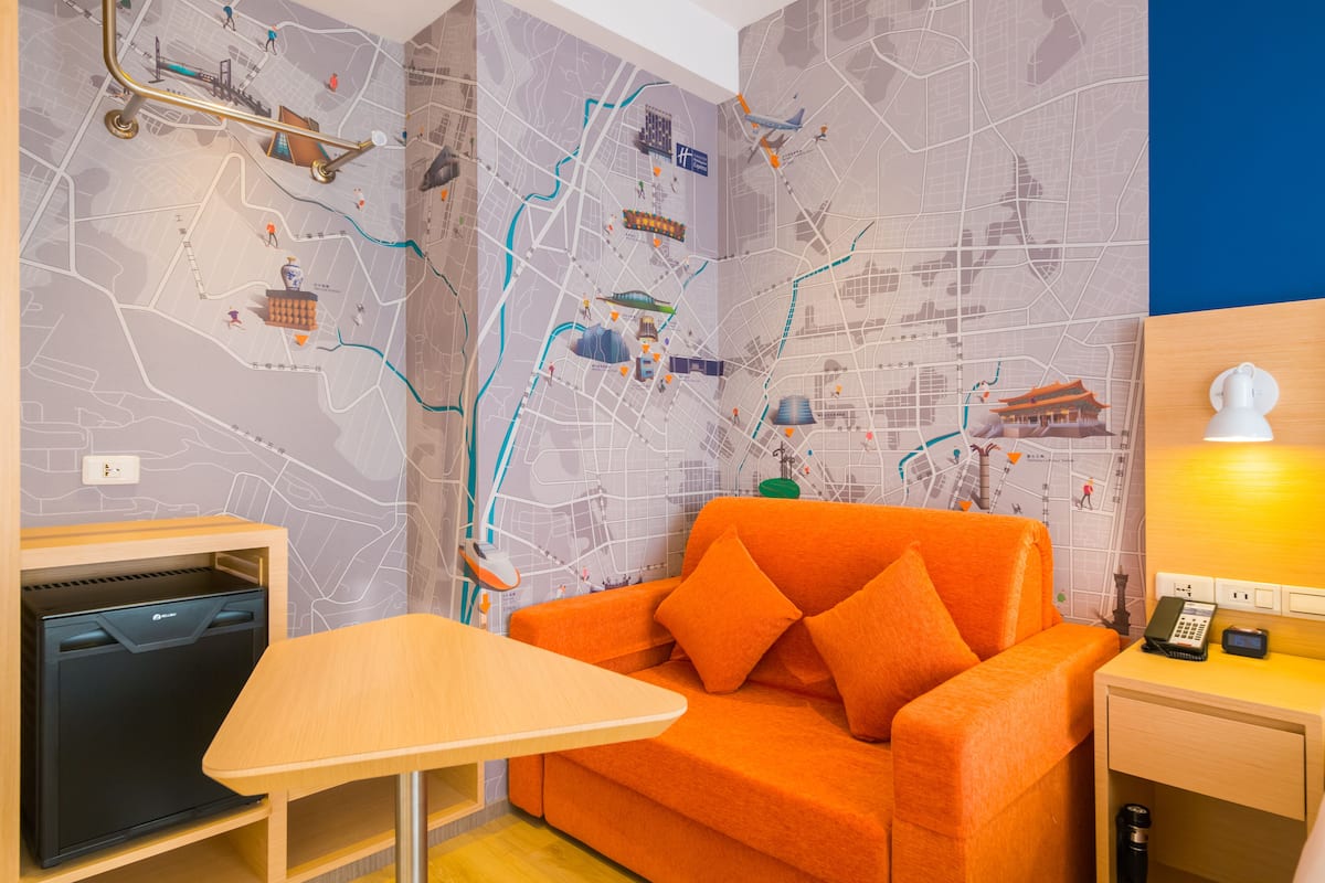 standard room, 1 queen bed | living area | 43-inch lcd tv with digital channels, tv