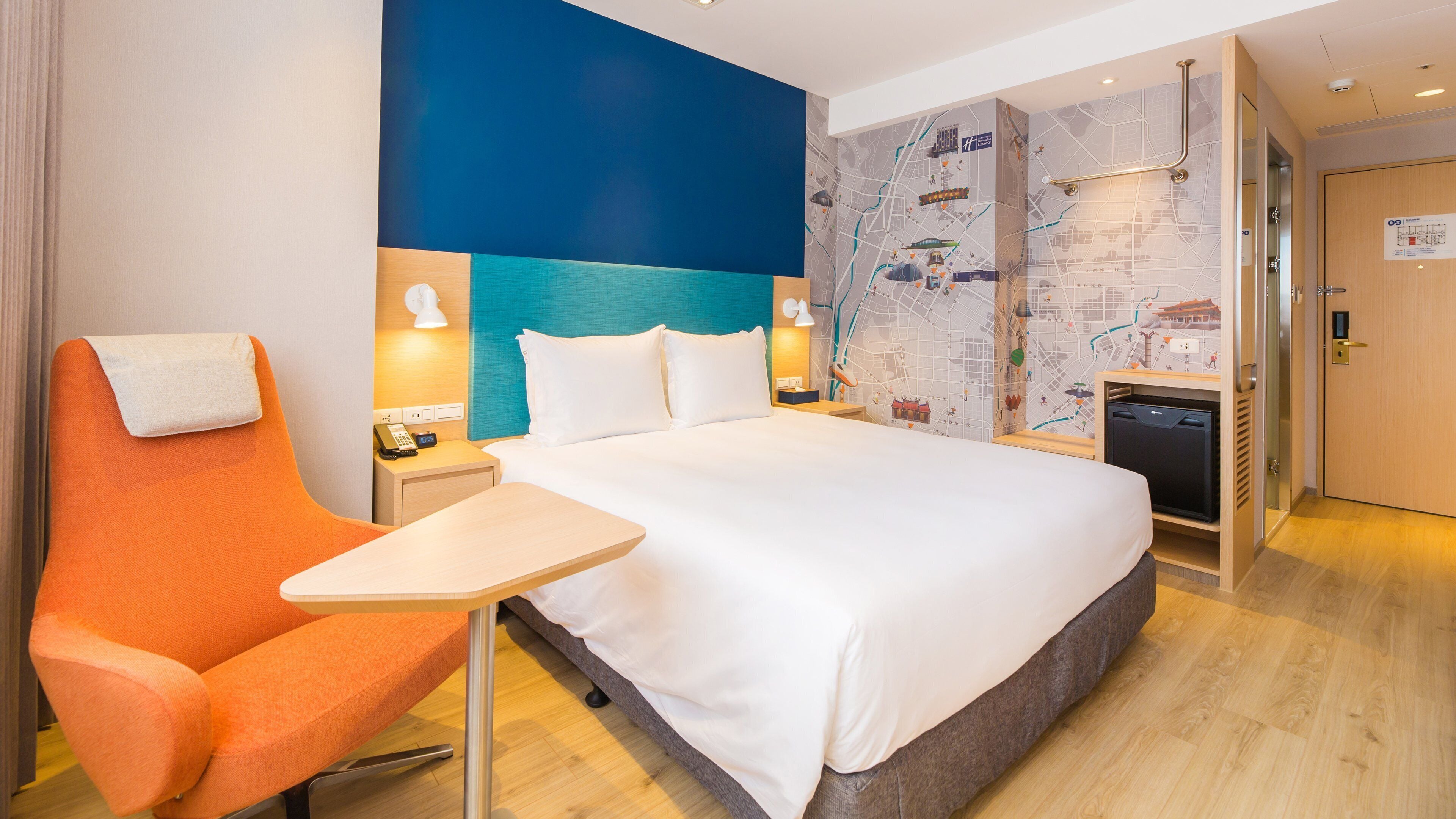 Cofres nos quartos, cortinas blackout, quartos à prova de som