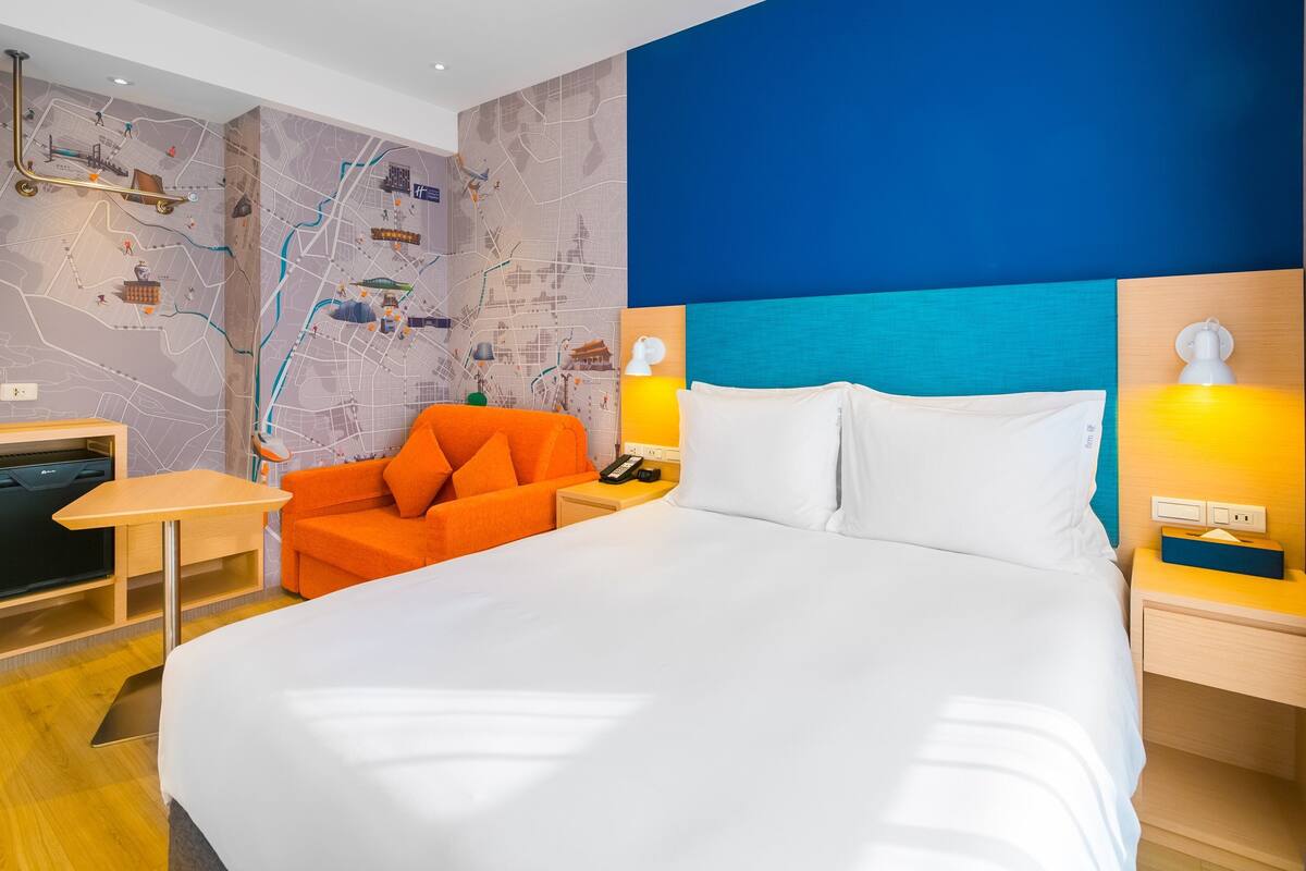 1 bedroom, in-room safe, blackout curtains, soundproofing