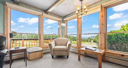 Dieses 4-Jahreszeiten-Haus bietet alles, was Sie für einen großartigen Aufenthalt in Rangeley benötigen!