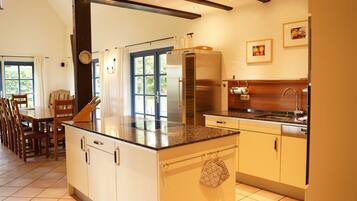 JÀÀkaappi, mikroaaltouuni, uuni, liesi