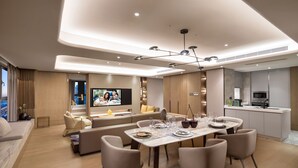 Une chambre d’hôtel moderne comprenant un coin repas, un salon et une cuisine.