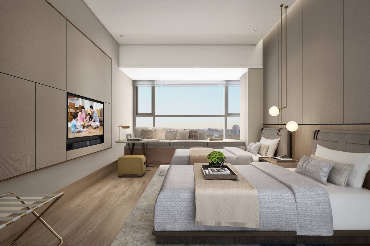 Quarto moderno com cama grande, televisão na parede e vista para a cidade.