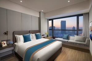 Ropa de cama hipoalergénica y caja de seguridad en la habitación 