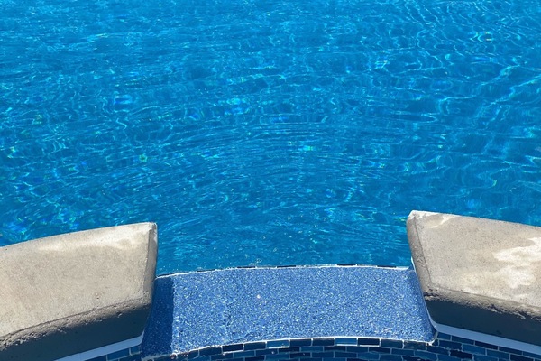 Una piscina al aire libre, una piscina climatizada