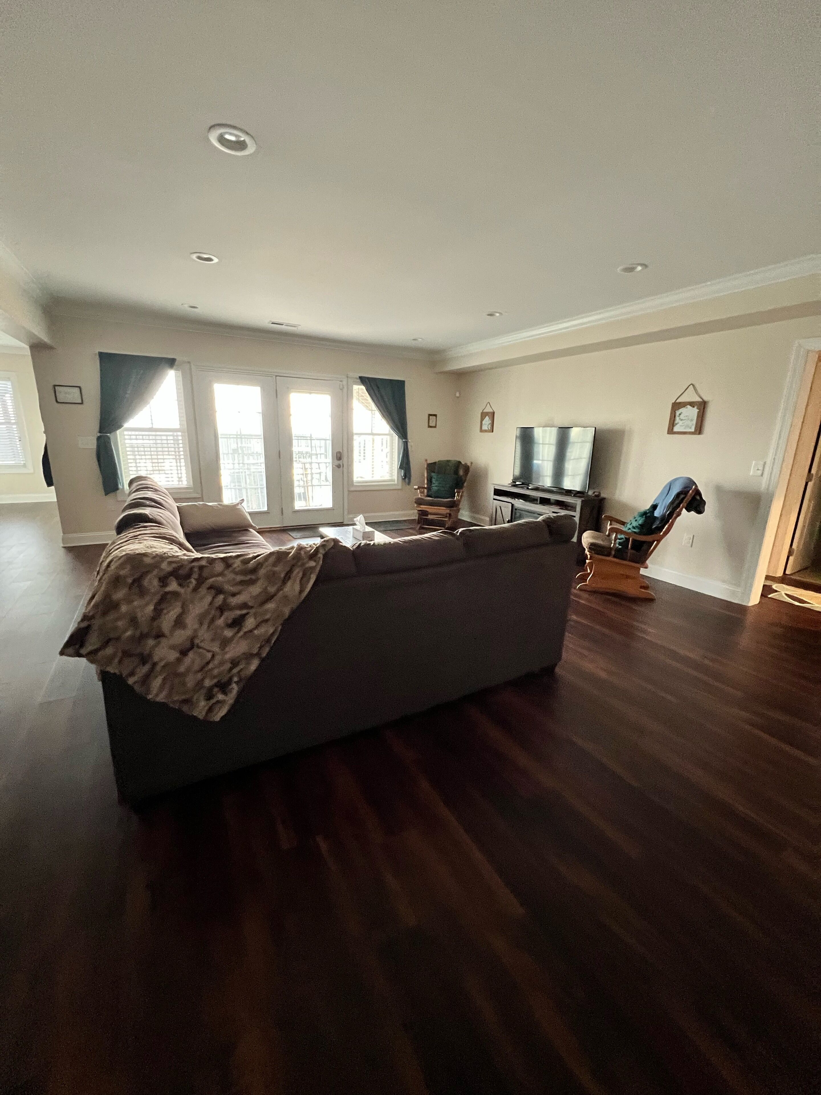 Una Smart TV, una chimenea, libros