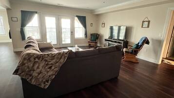 Smart TV, fireplace, books