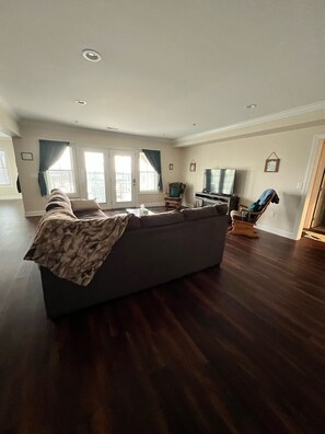 Smart-TV, peis og bøker