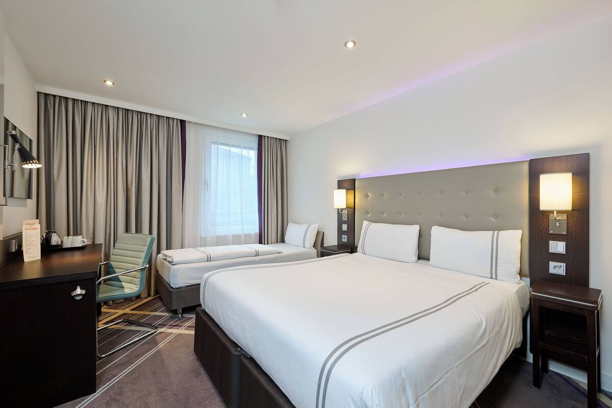 Standard Triple Room | Soundproofing, bed sheets