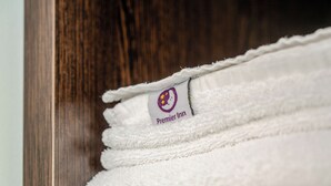 Una pila de toallas blancas con el logo de 'Premier Inn'.