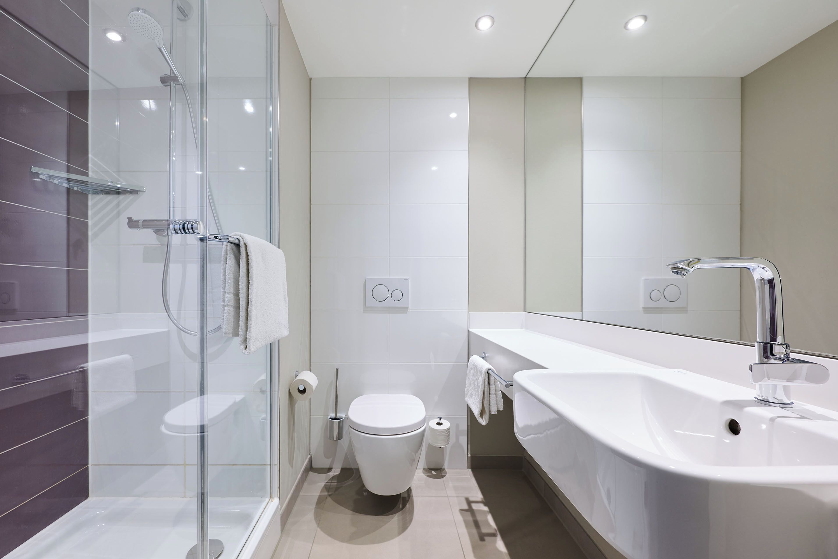 Standard-Vierbettzimmer | Badezimmer | Kostenlose Toilettenartikel
