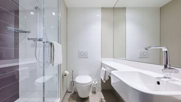 Standard-Vierbettzimmer | Badezimmer | Kostenlose Toilettenartikel