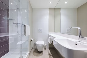 Standard-Vierbettzimmer | Badezimmer | Kostenlose Toilettenartikel