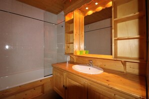 Bathroom - 10m from ski slopes, 1st floor, balcony, 33m², Méribel-Mottaret (Méribel - Les Allues)