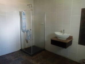 Bathroom shower - Pakali Lodges (Livingstone)