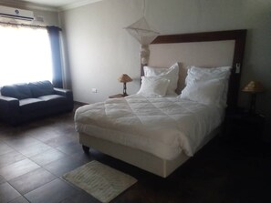 Premium bedding, minibar, desk, iron/ironing board - Pakali Lodges (Livingstone)