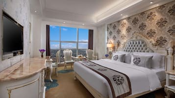 Deluxe Room, 1 King Bed, Smoking | Desk, free WiFi, bed sheets