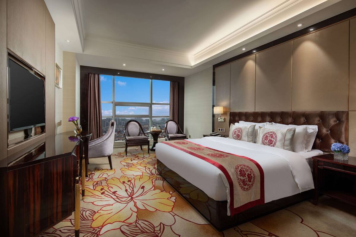 Room, 1 King Bed, Smoking | Desk, free WiFi, bed sheets