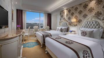 Deluxe Room, 2 Twin Beds, Smoking | Desk, free WiFi, bed sheets