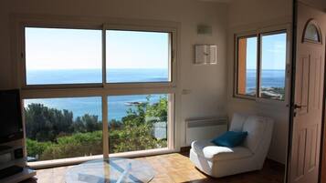 Room | Living area | Flat-screen TV