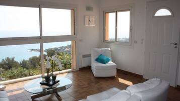 Room | Living area | Flat-screen TV