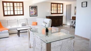 Room | Living area | Flat-screen TV