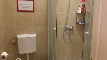 Dobbeltrom – basic | Bad | Dusj, hårføner, håndklær og såpe