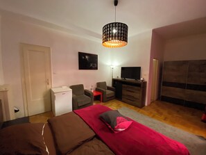 Cortinas opacas, wifi gratis, ropa de cama