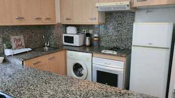 Refrigerador, microondas, cafetera y tetera y tostadora