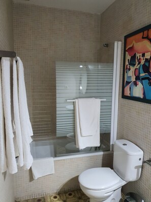 Bathtub, hair dryer, bidet, towels - 19 Comfortable Apartment in City (Tarragona)