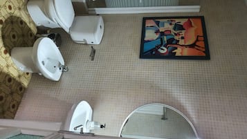 Baignoire, sĂšche-cheveux, bidet, serviettes fournies