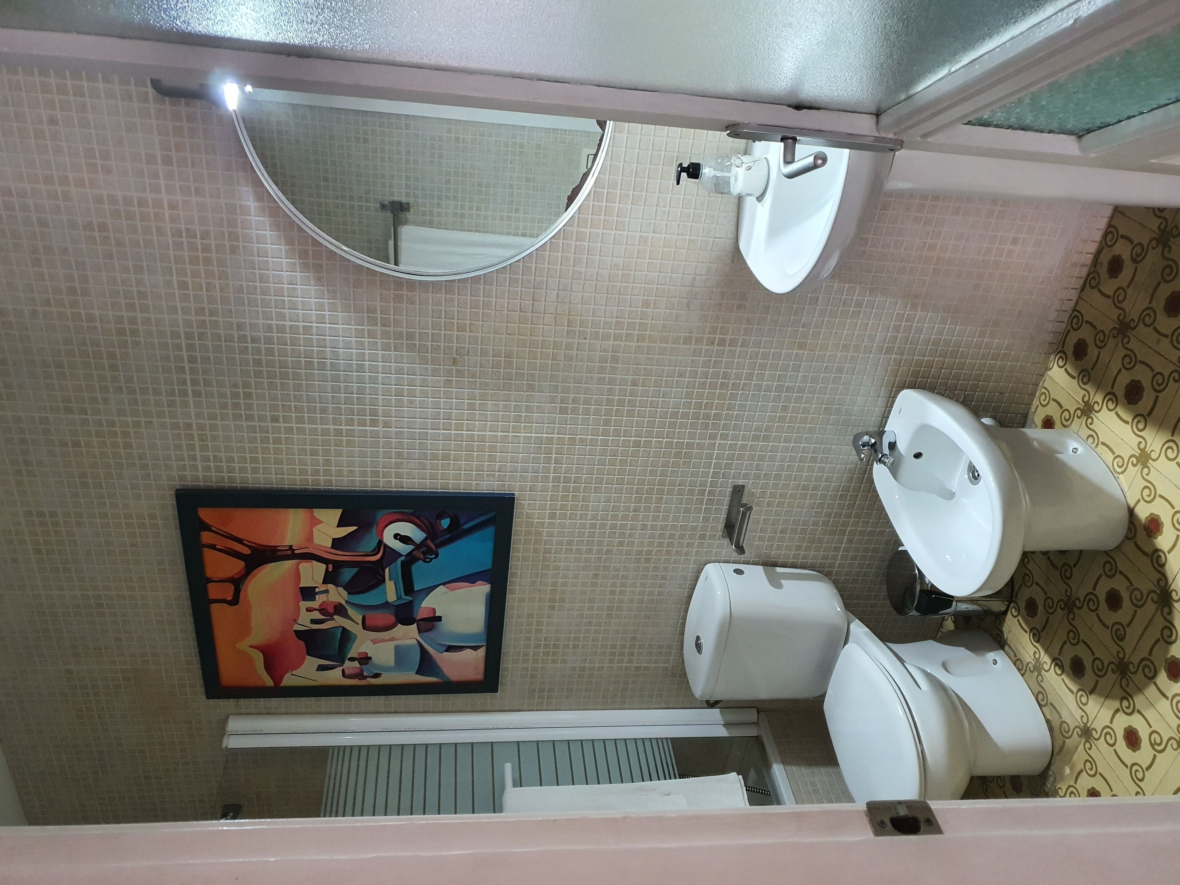 Baignoire, sèche-cheveux, bidet, serviettes fournies