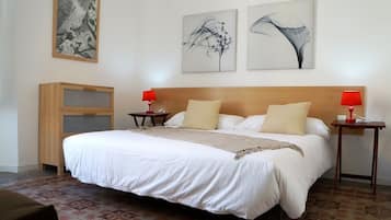 1 dormitorio, tabla de planchar con plancha, wifi y ropa de cama