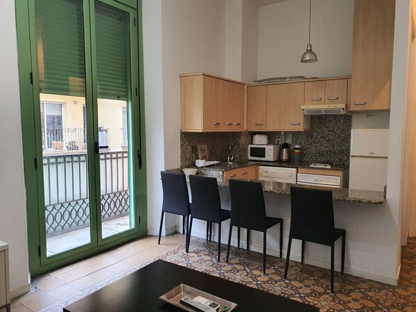 Fridge, microwave, coffee/tea maker, toaster - 19 Comfortable Apartment in City (Tarragona)