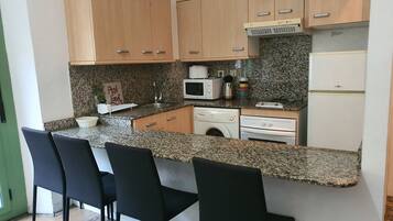 Refrigerador, microondas, cafetera y tetera y tostadora