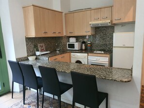 Fridge, microwave, coffee/tea maker, toaster - 19 Comfortable Apartment in City (Tarragona)