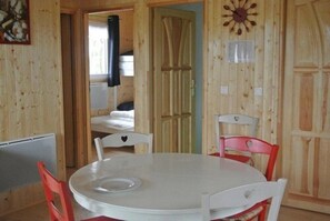 In-room dining - Camping la Garenne (Peyrignac)