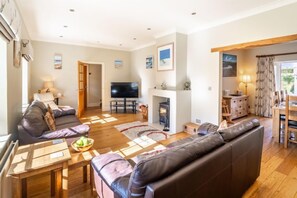 TV, fireplace, books - Westgate Cottage (T) (4), Thornham, Norfolk (Thornham)