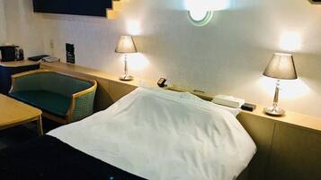 Double Room (Deluxe) | Soundproofing, bed sheets