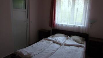 Klassieke tweepersoonskamer (B) | Individueel gedecoreerd, een bureau, een laptopwerkplek